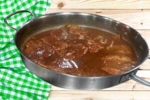 CAZUELA DE LENGUA EN SALSA